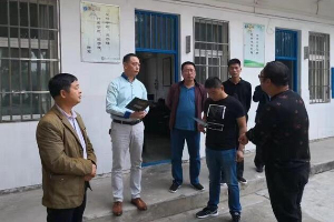 谷總了解學生飲水情況并捐贈數臺直飲機